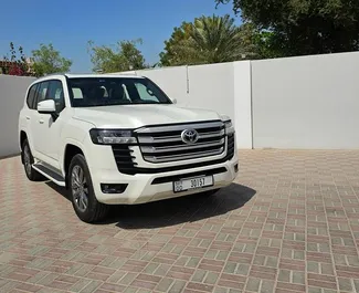 租赁 Toyota Land Cruiser 300 的正面视图，在迪拜, 阿联酋 ✓ 汽车编号 #13952。✓ Automatic 变速箱 ✓ 0 评论。