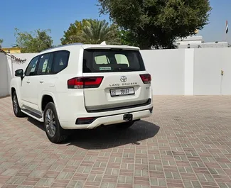 在 阿联酋 租赁 Toyota Land Cruiser 300 2025 汽车，特点包括 ✓ 使用 Petrol 燃料和 409 马力 ➤ 起价 563 AED 每天。