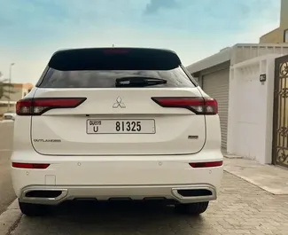 租赁 Mitsubishi Outlander 的正面视图，在迪拜, 阿联酋 ✓ 汽车编号 #11633。✓ Automatic 变速箱 ✓ 0 评论。