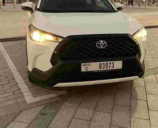 在 阿联酋 租赁 Toyota Corolla Cross 2023 汽车，特点包括 ✓ 使用 Petrol 燃料和 196 马力 ➤ 起价 163 AED 每天。