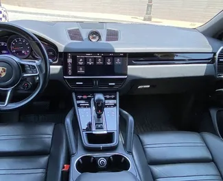 在 在西班牙 租赁 Porsche Cayenne 2020 汽车，特点包括 ✓ 使用 Petrol 燃料和  马力 ➤ 起价 300 EUR 每天。