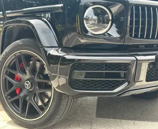在 在西班牙 租赁 Mercedes-Benz G63 AMG 2024 汽车，特点包括 ✓ 使用 Petrol 燃料和  马力 ➤ 起价 850 EUR 每天。