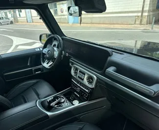 Mercedes-Benz G63 AMG 2024 搭载 Front drive 系统，在阿利坎特 可用。