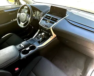 Lexus NX 2021 在 在阿利坎特 可租赁，具有 250 km/day 里程限制。