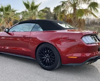 在 在西班牙 租赁 Ford Mustang GT Cabrio 2023 汽车，特点包括 ✓ 使用 Petrol 燃料和  马力 ➤ 起价 200 EUR 每天。