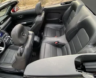 Ford Mustang GT Cabrio 2023 搭载 Rear drive 系统，在阿利坎特 可用。