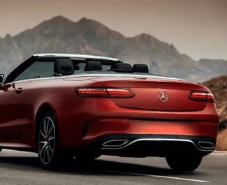 在 在西班牙 租赁 Mercedes-Benz E-Class Cabrio 2023 汽车，特点包括 ✓ 使用 Petrol 燃料和 350 马力 ➤ 起价 200 EUR 每天。