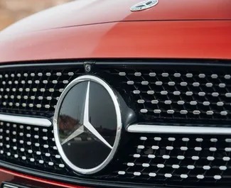 Mercedes-Benz E-Class Cabrio 2023 的 Petrol 3.0L 发动机，在 在阿利坎特 出租。