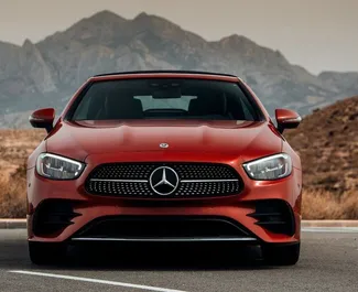 Mercedes-Benz E-Class Cabrio 2023 搭载 Front drive 系统，在阿利坎特 可用。