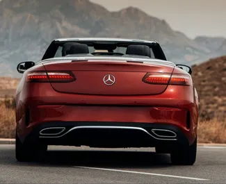 Mercedes-Benz E-Class Cabrio 内饰，在西班牙 出租。一辆优秀的 4 座位车，配备 Automatic 变速箱。