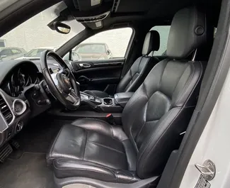 Porsche Cayenne 2017 的 Petrol 3.0L 发动机，在 在阿利坎特 出租。