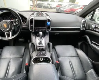 Porsche Cayenne 2017 在 在阿利坎特 可租赁，具有 200 km/day 里程限制。