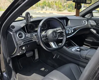 Mercedes-Benz S500 内饰，在西班牙 出租。一辆优秀的 5 座位车，配备 Automatic 变速箱。