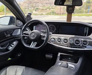 Mercedes-Benz S500 2019 搭载 Front drive 系统，在阿利坎特 可用。