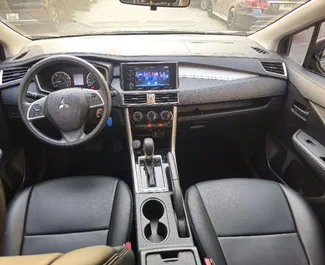 Mitsubishi Xpander 内饰，阿联酋 出租。一辆优秀的 7 座位车，配备 Automatic 变速箱。