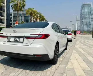 租赁 Toyota Camry 的正面视图，在迪拜, 阿联酋 ✓ 汽车编号 #13949。✓ Automatic 变速箱 ✓ 0 评论。
