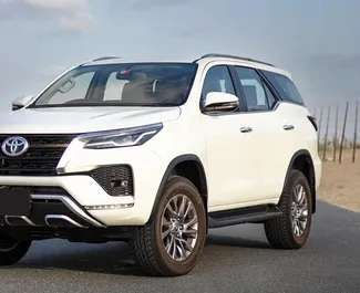 租车 Toyota Fortuner #12968 Automatic 在 在迪拜，配备 80.0L 发动机 ➤ 来自 穆罕默德 阿联酋。