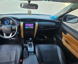 租赁 Toyota Fortuner 的正面视图，在迪拜, 阿联酋 ✓ 汽车编号 #11628。✓ Automatic 变速箱 ✓ 0 评论。