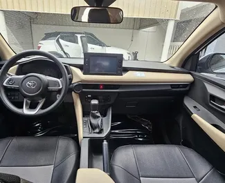 租赁 Toyota Yaris Ativ 的正面视图，在迪拜, 阿联酋 ✓ 汽车编号 #13947。✓ Automatic 变速箱 ✓ 0 评论。