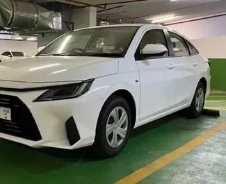 租赁 Toyota Yaris Ativ 的正面视图，在迪拜, 阿联酋 ✓ 汽车编号 #13946。✓ Automatic 变速箱 ✓ 0 评论。