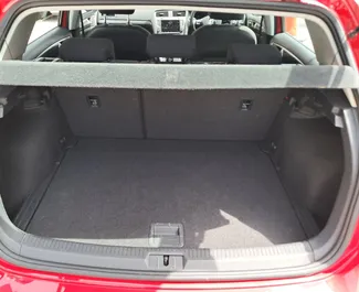 在 在塞浦路斯 租赁 Volkswagen Golf 4 2018 汽车，特点包括 ✓ 使用 Petrol 燃料和 135 马力 ➤ 起价 29 EUR 每天。