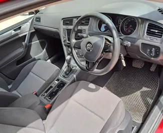 Volkswagen Golf 4 2018 的 Petrol 1.6L 发动机，在 在利马索尔 出租。
