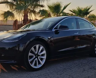 租赁 Tesla Model 3 的正面视图，在阿利坎特, 西班牙 ✓ 汽车编号 #14164。✓ Automatic 变速箱 ✓ 0 评论。