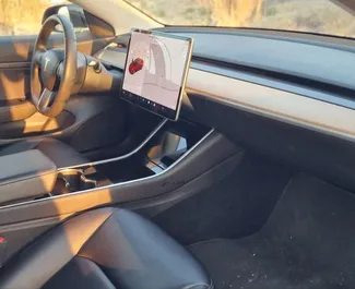 在 在西班牙 租赁 Tesla Model 3 2021 汽车，特点包括 ✓ 使用 Electricity 燃料和 225 马力 ➤ 起价 50 EUR 每天。