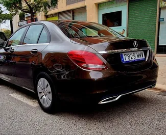 在 在西班牙 租赁 Mercedes-Benz C200 2017 汽车，特点包括 ✓ 使用 Petrol 燃料和  马力 ➤ 起价 55 EUR 每天。
