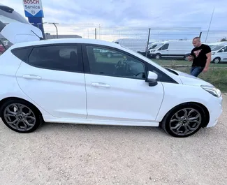 在 在保加利亚 租赁 Ford Fiesta 2024 汽车，特点包括 ✓ 使用 Petrol 燃料和 121 马力 ➤ 起价 14 EUR 每天。