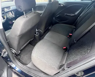 Opel Corsa 2022 的 Petrol 1.4L 发动机，在 在布尔加斯 出租。