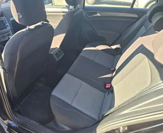 在 在保加利亚 租赁 Volkswagen Golf 7 2015 汽车，特点包括 ✓ 使用 Diesel 燃料和 140 马力 ➤ 起价 13 EUR 每天。