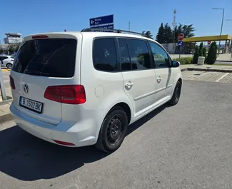 Volkswagen Touran 2015 搭载 Front drive 系统，在布尔加斯 可用。