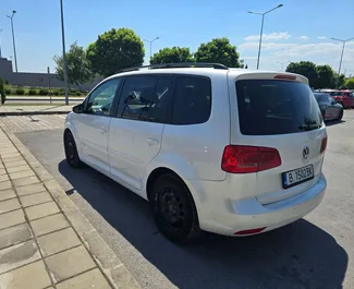 租赁 Volkswagen Touran 的正面视图，在布尔加斯, 保加利亚 ✓ 汽车编号 #1662。✓ Automatic 变速箱 ✓ 3 评论。