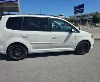 在 在保加利亚 租赁 Volkswagen Touran 2015 汽车，特点包括 ✓ 使用 Diesel 燃料和 110 马力 ➤ 起价 18 EUR 每天。