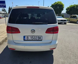 Volkswagen Touran 租赁。在 在保加利亚 出租的 舒适性, 小型货车 汽车 ✓ Deposit of 100 EUR ✓ 提供 TPL, CDW, SCDW, FDW, Theft, Abroad, Young, No Deposit 保险选项。