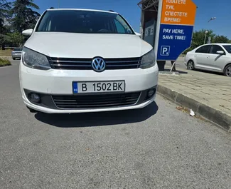 Volkswagen Touran 2015 的 Diesel 1.6L 发动机，在 在布尔加斯 出租。
