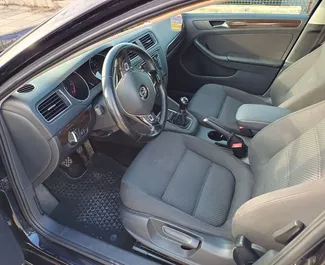 Volkswagen Jetta 租赁。在 在保加利亚 出租的 经济, 舒适性 汽车 ✓ Deposit of 100 EUR ✓ 提供 TPL, CDW, SCDW, FDW, Theft, Abroad, Young, No Deposit 保险选项。