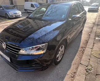 Volkswagen Jetta 2017 的 Petrol 2.0L 发动机，在 在布尔加斯 出租。