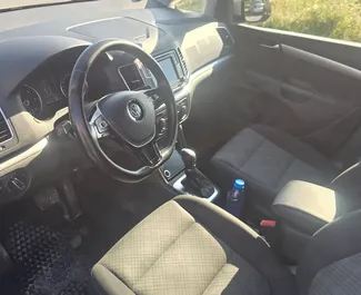 Volkswagen Sharan 2022 的 Diesel 2.0L 发动机，在 在布尔加斯 出租。