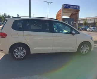 租赁 Volkswagen Touran 的正面视图，在布尔加斯, 保加利亚 ✓ 汽车编号 #14572。✓ Automatic 变速箱 ✓ 0 评论。
