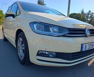 Volkswagen Touran 2018 的 Diesel 2.0L 发动机，在 在布尔加斯 出租。