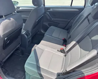 Volkswagen Golf Sportsvan 2021 的 Diesel 1.2L 发动机，在 在布尔加斯 出租。