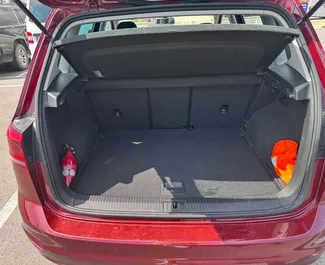 Volkswagen Golf Sportsvan 2021 在 在布尔加斯 可租赁，具有 200 km/day 里程限制。