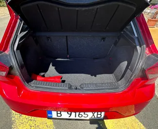 SEAT Ibiza 内饰，在保加利亚 出租。一辆优秀的 5 座位车，配备 Automatic 变速箱。