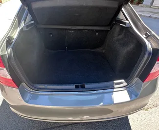 在 在保加利亚 租赁 Skoda Rapid 2018 汽车，特点包括 ✓ 使用 Petrol 燃料和 90 马力 ➤ 起价 13 EUR 每天。