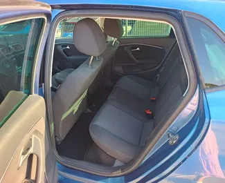 Volkswagen Polo 内饰，在保加利亚 出租。一辆优秀的 5 座位车，配备 Automatic 变速箱。