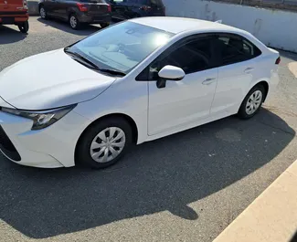 在 在塞浦路斯 租赁 Toyota Corolla Sedan 2024 汽车，特点包括 ✓ 使用 Hybrid 燃料和 145 马力 ➤ 起价 29 EUR 每天。