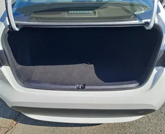 Toyota Corolla Sedan 内饰，在塞浦路斯 出租。一辆优秀的 5 座位车，配备 Automatic 变速箱。