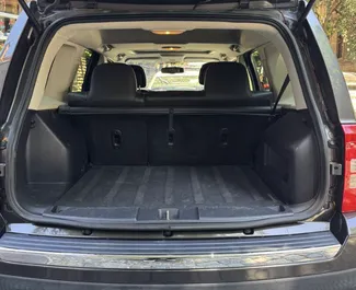 在 在格鲁吉亚 租赁 Jeep Patriot 2017 汽车，特点包括 ✓ 使用 Petrol 燃料和 180 马力 ➤ 起价 85 GEL 每天。